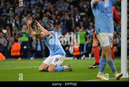 Erling Haaland kann während des UEFA-Champions-League-Halbfinals 2023 zwischen Manchester City und Real Madrid im Etihad-Stadion in Manchester kein Tor erzielen, Ma Stockfoto