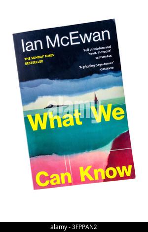 Eine Taschenbuchausgabe von "What We Can Know" von Ian McEwan. Erstmals veröffentlicht im Jahr 2026. Stockfoto