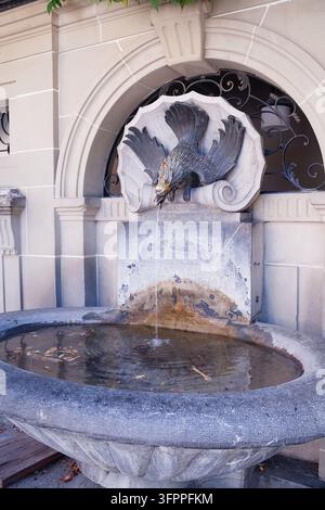 Verzierte Steinfontäne Loschbrunnen mit Adlerskulptur in der Nähe des Berner Doms in Bern, Schweiz Stockfoto