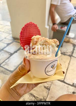Eis in einem To-Go-Becher Stockfoto