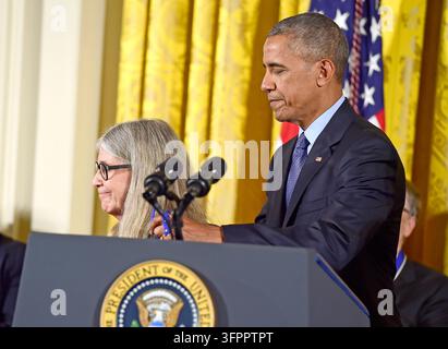Der Präsident der Vereinigten Staaten, Barack Obama, überreicht der Mathematikerin und Informatikerin Margaret H. Hamilton die Präsidentensonne der Freiheit während einer Zeremonie im East Room des Weißen Hauses in Washington, DC am Dienstag, dem 22. November 2016. Die Präsidentensonne der Freiheit ist die höchste zivile Auszeichnung der Nation. Credit: Ron Sachs / CNP/Sipa USA Stockfoto