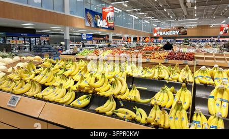 Toronto, ON, Kanada – 30. Juli 2026: Frische gelbe Bananen und verschiedene Früchte werden in einem hell erleuchteten Lebensmittelladen in den Regalen angeboten. Stockfoto