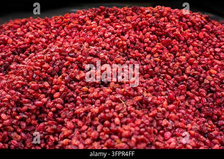 Nahaufnahme eines großen Haufens getrockneter roter Sanddornbeeren Stockfoto