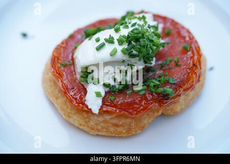 Ansicht einer Tomaten-Tarte Tatin mit Käse und Schnittlauch Stockfoto