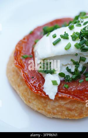 Ansicht einer Tomaten-Tarte Tatin mit Käse und Schnittlauch Stockfoto