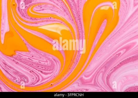 Abstrakter, lebendiger Hintergrund mit wirbelnden Mustern aus leuchtend orangefarbener und rosafarbener Farbe Stockfoto