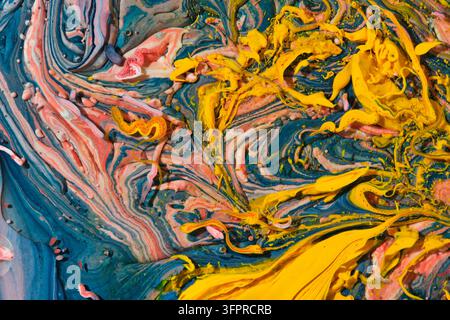 Lebendiger mehrfarbiger flüssiger Kunst-Hintergrund mit hellen gelben, blauen und rosa Wirbeln Stockfoto