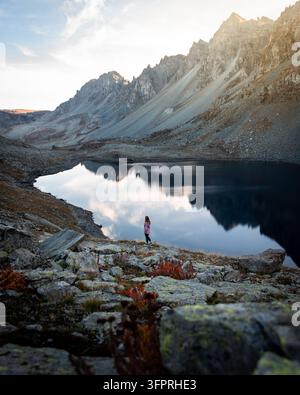 Schutz finden in einer gemütlichen Berghütte nach einem wunderschönen Sonnenuntergang, rustikales Alpendom Stockfoto