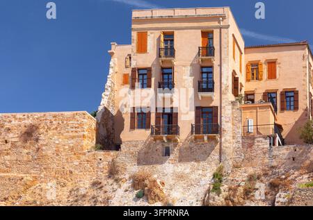 Traditionelle venezianische Architektur mit Holzläden, schmiedeeisernen Balkonen und alten Steinmauern in der Altstadt von Chania, Kreta, Griechenland, an einem sonnigen Tag. Stockfoto