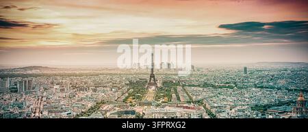 Luftaufnahme über Paris bei Sonnenuntergang mit dem ikonischen Eiffelturm, Paris, Frankreich Stockfoto