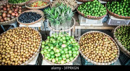 Tropische Gewürze und Früchte verkauft am lokalen Markt in Hanoi (Vietnam) Stockfoto
