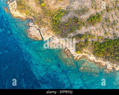 Luftaufnahme von oben einer felsigen Küste, die von kristallklarem Wasser umspült wird, Bonifacio, Korsika, Mittelmeer, Frankreich Stockfoto