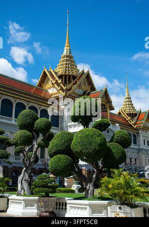 Gärten und verzierte Architektur im Großkönigspalast in Bangkok, Bangkok, Thailand Stockfoto