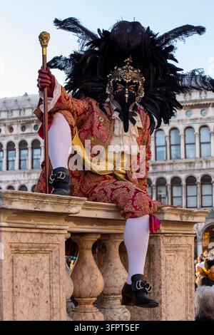 Karneval von Venedig - Pestdoktor mit schwarzem Federhut Stockfoto