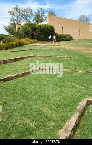 Außenansicht der modernen, hellbraunen Steingebäudefassade des modernen Gebäudevorderseits. Im Tarrawarra Museum of Art in Victoria, Australien. Stockfoto