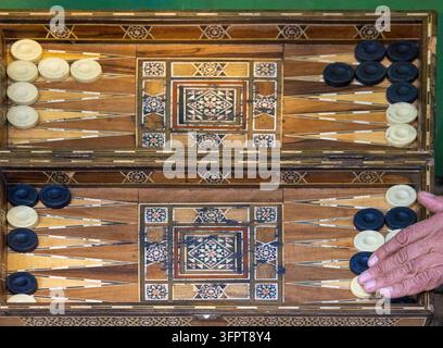 Ansicht eines traditionellen hölzernen Backgammonbretts mit aufwendiger Perlmutt-Einlegearbeit und Spielsteinen, die in der Altstadt von Jerusalem gespielt werden, Jerusalem Dis Stockfoto