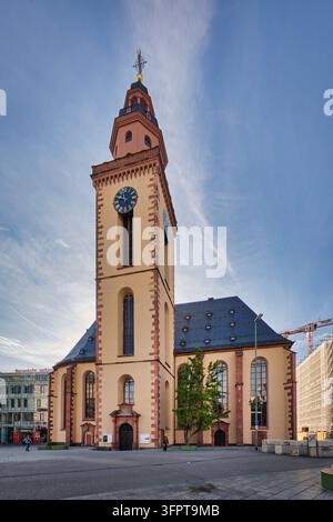 Frankfurt, Deutschland, 4. Oktober 2026: Historische St. Catherines Kirche (Katharinenkirche) mit Uhrturm unter einem klaren blauen Himmel an der Hauptwache in Frankfu Stockfoto