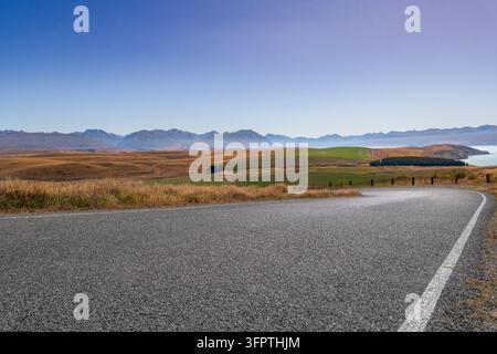 Straßenhintergrund, Automobil-Rückplatte, gepflasterte Haarnadelkurve in einer begehrten ländlichen Landschaft mit weitläufigen Aussichten Stockfoto