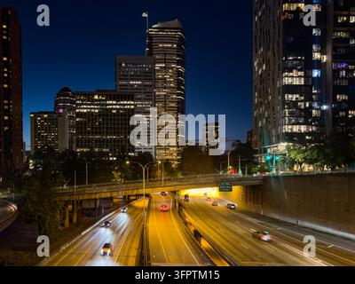 Die Highway 5 führt zur Skyline der Innenstadt von Seattle bei Nacht, Washington, USA. Stockfoto