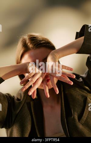 Gestresste Frau, die ihr Gesicht mit den Händen bedeckt und Burnout ausdrückt Stockfoto