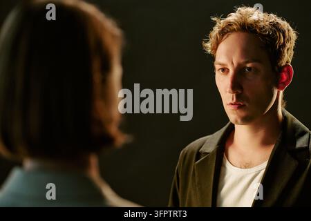 Ernster Mann schaut eine Frau während eines emotionalen Dialogs an Stockfoto