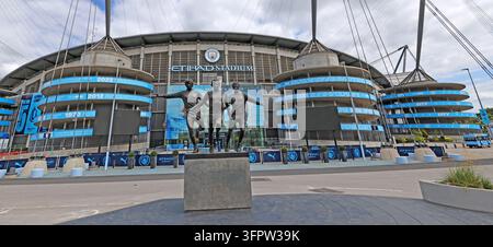 Eine nähere Ansicht der Statue der Gruppe Colin Bell, Francis Lee und Mike Summerbee vor dem Etihad-Stadion von Manchester City. Stockfoto