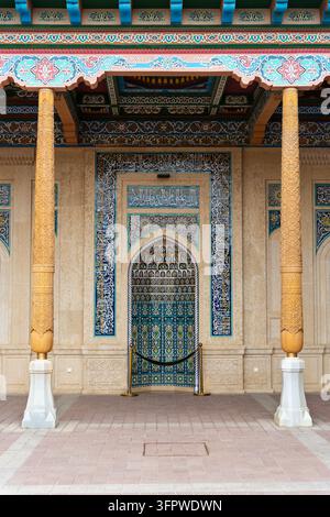 Moschee-Nische mit Muqarnas, verzierter Torbogen-detail, vertikale Ausrichtung Stockfoto