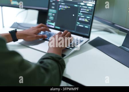 Nahaufnahme eines Programmierers, der an einem Laptop-Computer programmiert Stockfoto
