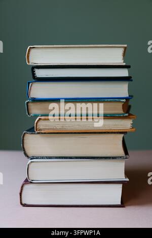 Stapel alter Hardcover-Bücher, Nahaufnahme Stockfoto