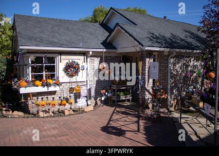 Halloween-Dekorationen und saisonale Ware vor einem Geschäft Stockfoto