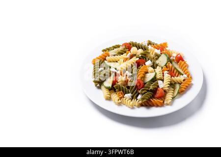 Bunte Tricolor-Pasta-Salat isoliert auf weißem Hintergrund Stockfoto