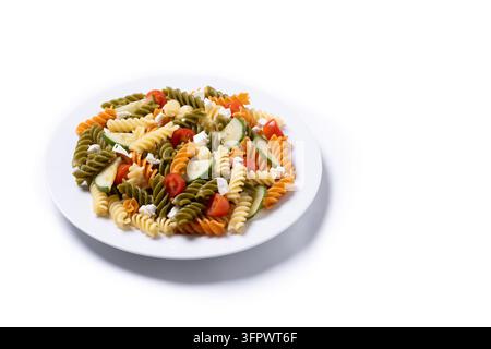 Bunte Tricolor-Pasta-Salat isoliert auf weißem Hintergrund Stockfoto