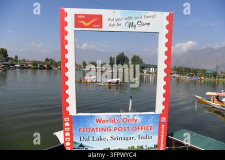 Srinagar, Jammu und Kashmir, Indien. 9. Okt., 2026. Ein Schild, das das schwimmende Postamt bewirbt, ist am Dal-See am Welttag der Post in Srinagar zu sehen. Dieses seit zwei Jahrhunderten bestehende schwimmende Postamt, das als das einzige schwimmende Postamt der Welt gilt, begann in der britischen Ära und liefert seit 200 Jahren Briefen und Pakete an die Menschen, die am Dal-See leben. Das Postamt ist eine Hauptattraktion für Touristen, die Briefe und Postkarten verschicken möchten, und die im Postamt angebotenen Dienstleistungen umfassen Internetmöglichkeiten und internationale Telefonate. (Bildnachweis: © Basit Zargar/ZUMA Press Wire) Stockfoto