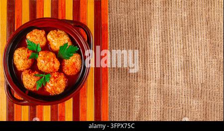 Hausgemachte Fleischbällchen in würziger Tomatensoße mit Kräutern geschmort Stockfoto