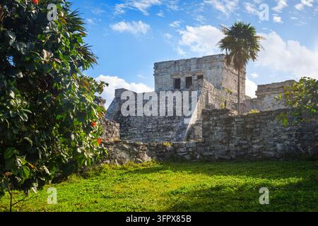 Die Ruinen des Maya-Tempels der Initialen Serie im Maya-Ausgrabungspark Tulum, Tulum, Mexiko Stockfoto