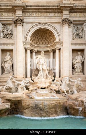 Nahaufnahme von kunstvollen barocken Steinmetzarbeiten und architektonischen Details an der Fassade des historischen Trevi-Brunnens in Rom, Italien. Stockfoto