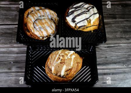 Backwaren aus schokoladenüberzogenen Zimtschnecken, süßer Zimtzucker-Butterfüllung und dänischem Blätterteig, ein lockerer Croissant-Teigboden, der mit Stockfoto