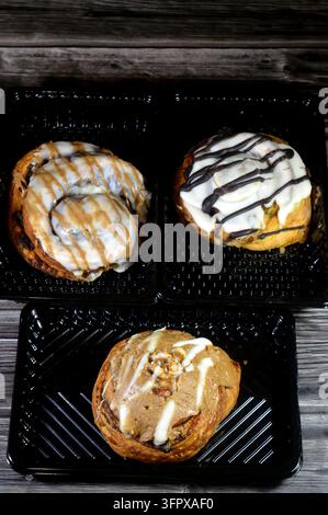 Backwaren aus schokoladenüberzogenen Zimtschnecken, süßer Zimtzucker-Butterfüllung und dänischem Blätterteig, ein lockerer Croissant-Teigboden, der mit Stockfoto