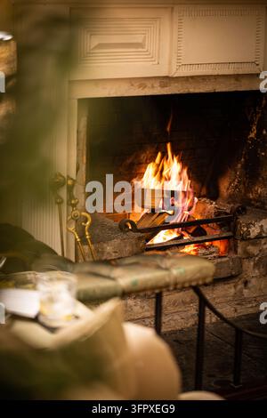 Kaminfeuer, das im offenen Kamin eines Jagdhauses in Glen Clova, Angus Glens, Schottland brennt Stockfoto