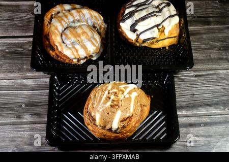Backwaren aus schokoladenüberzogenen Zimtschnecken, süßer Zimtzucker-Butterfüllung und dänischem Blätterteig, ein lockerer Croissant-Teigboden, der mit Stockfoto