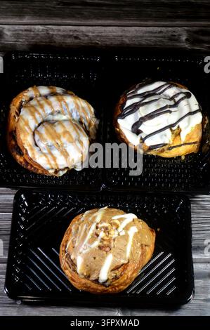 Backwaren aus schokoladenüberzogenen Zimtschnecken, süßer Zimtzucker-Butterfüllung und dänischem Blätterteig, ein lockerer Croissant-Teigboden, der mit Stockfoto
