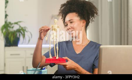 Ärztin demonstriert ein Anatomiemodell während einer Patientenaufklärung Stockfoto