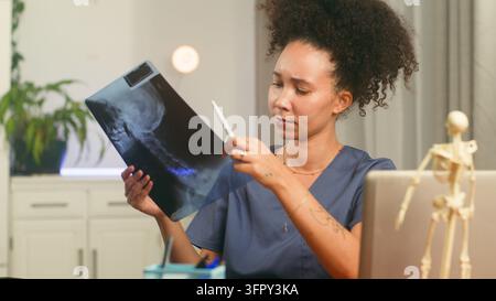 Arzt beurteilt Schädel- und Halswirbelsäulen-Röntgenbilder in einer Radiologieklinik Stockfoto