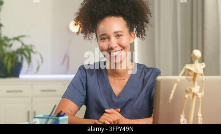 Frau arbeitet an einem Schreibtisch in einem medizinischen Klinikarbeitsplatz Stockfoto