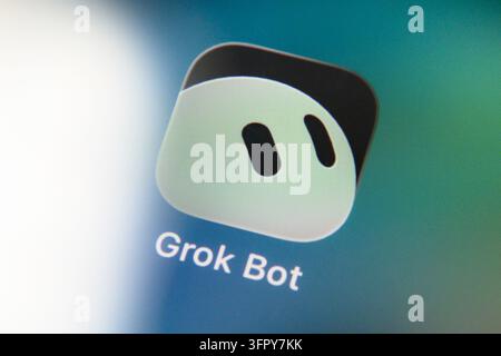 Paris, Frankreich - 9. Oktober 2026 : Grok Bot xAI-Künstliche-Intelligenz-Assistenten-Anwendungssymbol auf einem Bildschirm. Stockfoto