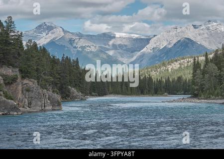 Bow River direkt unter den Bow Falls im Banff-Nationalpark, Alberta Stockfoto
