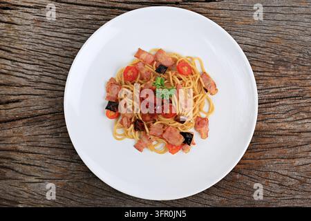 Spaghetti mit Speck und getrocknetem Chili. Food-Fotografie zur Verwendung in Speisekarten Stockfoto