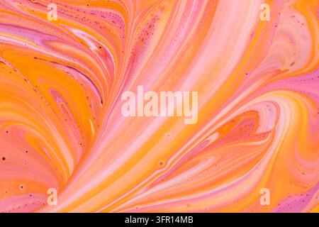 Helles abstraktes Muster aus gemischter rosa, orange und weißer flüssiger Acrylfarbe Stockfoto