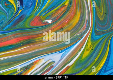 Farbenfrohe abstrakte Fluide-Kunst mit weiten Kurven aus blauem, gelbem, grünem und rotem Farbton Stockfoto