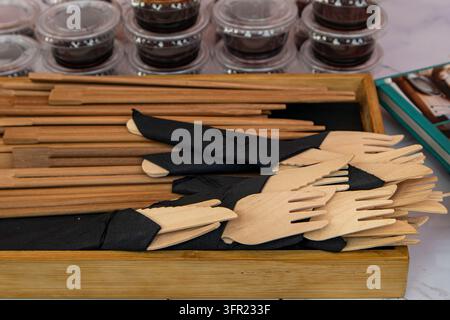 Einweg-Holzbesteck und Bambus-Chopsticks in einer Box für Catering Stockfoto